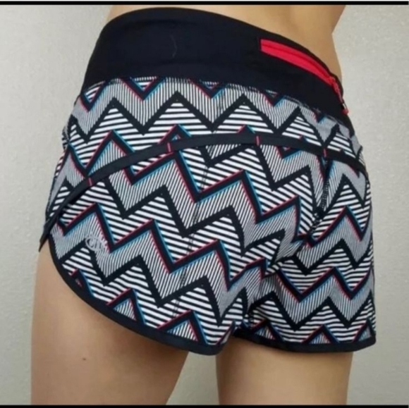 lululemon athletica Pants - Lululemon Seawheeze Women's Chevron Patterned Shorts Size 8